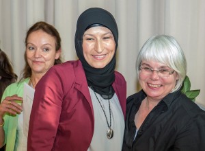 vl.n.r.: Dr. Claudia Furtenhofer, Schülerin, OStR. Regina Hahn-Stroba