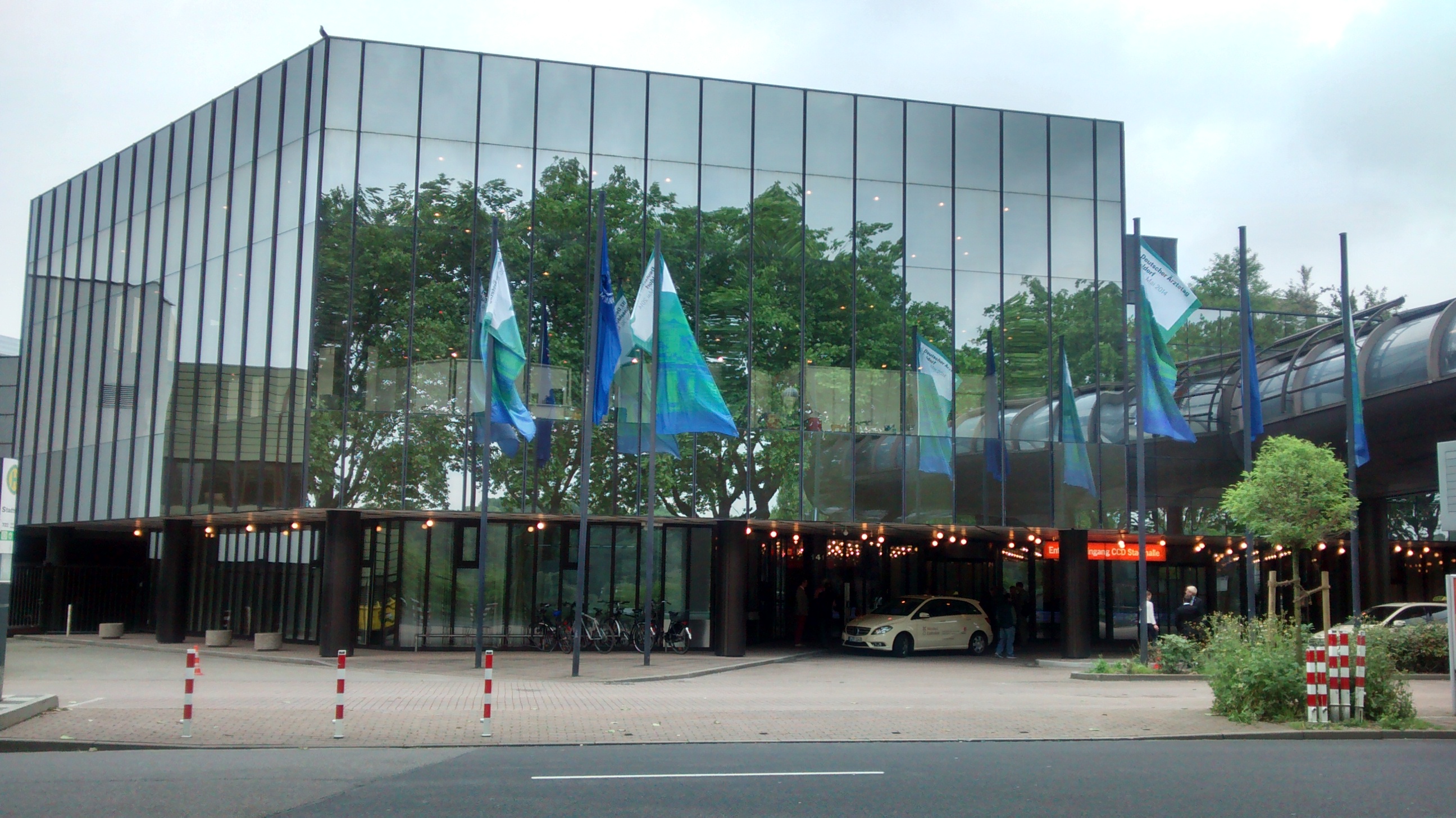 Das Kongresszentrum in Düsseldorf mit den Fahnen der Bundesärztekammer